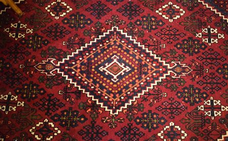 Tappeto caucasico campo centrato da medaglione romboidale, realizzato nei...