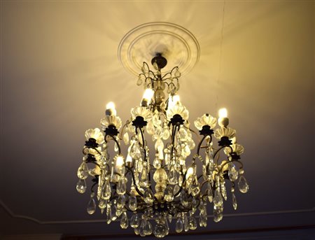 Grande lampadario in bronzo cristalli sfaccettati, a dodici luci H cm 120 D...