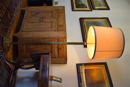 Piantana in bronzo base piatta sbalzata a foglie d'acanto su piedi ferini,...