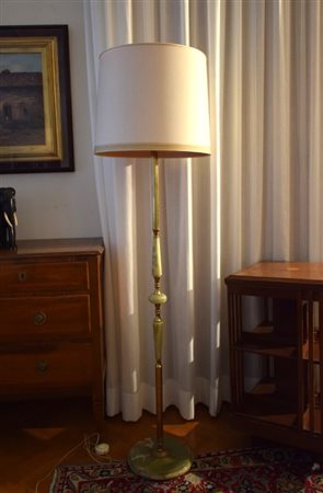 Piantana in metallo e onice verde fusto a scanalature, corredata di paralume...