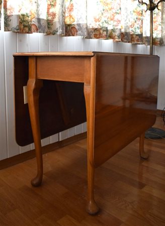 Tavolino a bandelle in noce biondo Inghilterra, XX secolo gambe mosse cm...