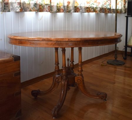 Tavolino da appoggio in noce XX secolo piano di forma ovale, base quadripode...