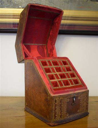 Scatola porta posate in cuoio naturale lumeggiato in oro XVIII secolo cm...