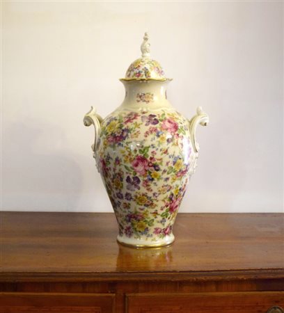 Potiche in porcellana policroma decorata a motivi floreali H cm 51 Il lotto...