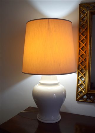 Lume da tavolo in ceramica corredato di paralume H cm 72 Il lotto si trova a...