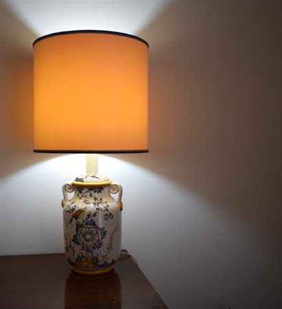 Lume da tavolo in ceramica corredato di paralume H cm 64 Il lotto si trova a...