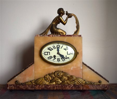 Orologio da camino in marmi policromi e bronzo Inizio del XX secolo H cm 42...