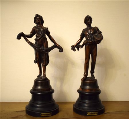 Due figure in bronzo, Mietitrice e Seminatore di grano su base lignea H cm...