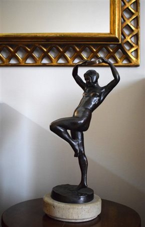 Scultore del XX secolo, Figura in bronzo H cm 42 Il lotto si trova a Firenze....