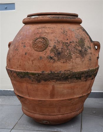 Orcio in terracotta, manifattura Impruneta H cm 101 Il lotto si trova a...