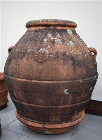 Orcio in terracotta, manifattura Vanni, Impruneta H cm 104 Il lotto si trova...
