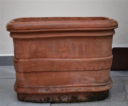 Vasca cotto manifattura Impruneta cm 57x36x42 Il lotto si trova a Firenze. Il...