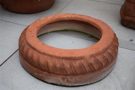 Base per orcio D cm 44 H cm 10 Il lotto si trova a Firenze. Il ritiro e...