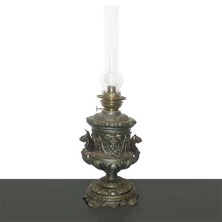 Lume con base in metallo con figure di Gorgona a sbalzo in stile neorinascimentale. Diffusore in vetro dipinto a foglie d'acanto, 19° secolo