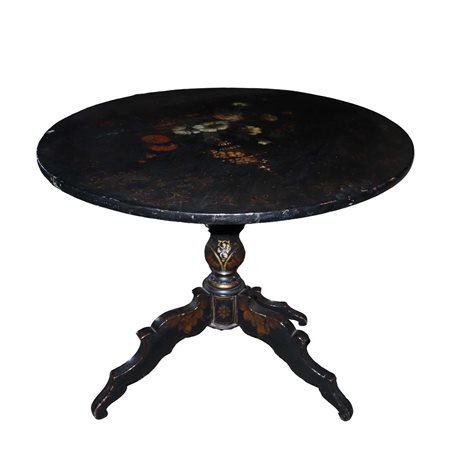 Tavolino laccato nero con fiori dipinti, 19° secolo