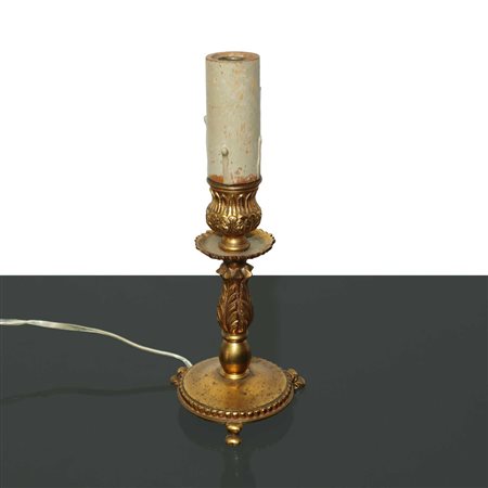 Piccolo lume elettrificato in metallo dorato