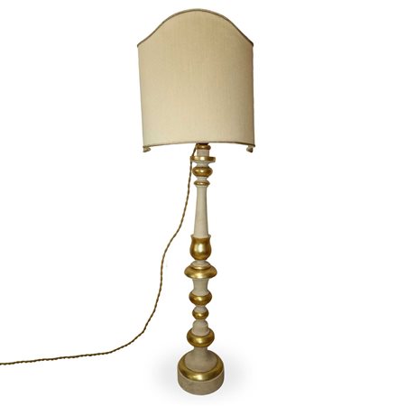 Candeliere laccato bianco e oro con ventolina paralume