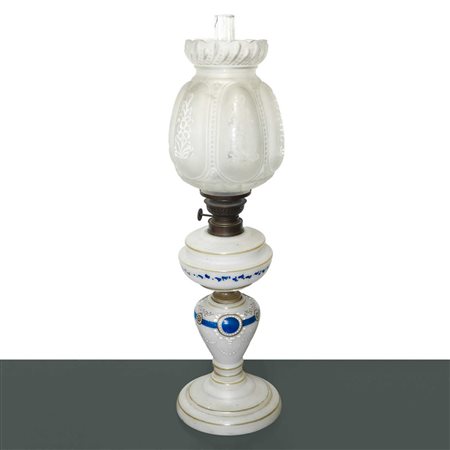 Lume a petrolio in opaline bianca  con decori dipinti a mano e diffusore  a tulip in vetro