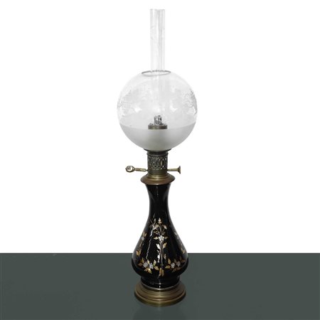 Lume in porcellana nera dipinta a  motivi floreali con  diffusore a palla in  vetro