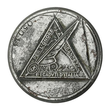  
P Per L'Onore La Grandezza E I Caduti D'Italia 3 M R La Dritta 50 x 46 mm 
 
