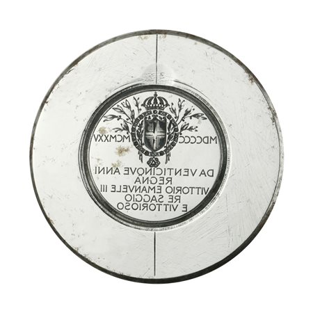  
N MDCCCC MCMXDXV Da Venticinque Anni Regna Vittorio Emanuele III Re Saggio E Vittorioiso. 51 x 41 mm 
 