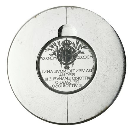  
N MDCCC MCMXXV Da Venticinque Anni Regna Vittorio Emanuele III Re Saggio E Vittorioso 56 x 48 mm 
 