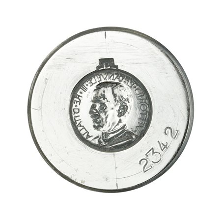  
N Vittorio Emanuele III Re D'Italia 42 x 36 mm 
 