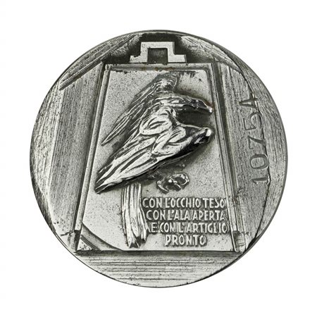  
P Con L'Occhio Teso Con L'Ala Aperta E Con L'Artiglio Pronto 46 x 38 mm 
 