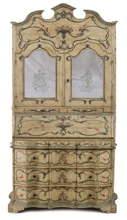  
Mobile a due corpi Manifattura veneta fine XIX - inizi XX secolo
 265 x 150 x 68cm