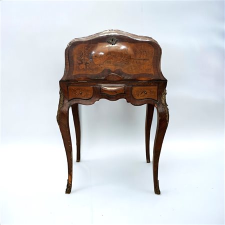  
Ribaltina à dos d'âne Manifattura francese, inizio XX sec.
 98 x 60 x 40 cm