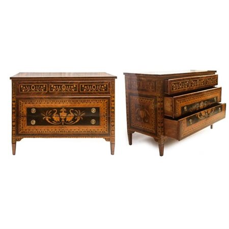  
Importante Coppia di Commode Genova; Luigi XVI, fine del XVIII secolo
 89 x 120 x 59 cm