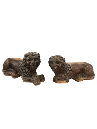  
Coppia di leoni  stilofori XIX secolo
legno 21 x 35 x 10 cm