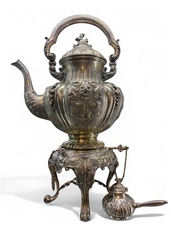  
Samovar in argento Inizio XX secolo
 h 41 cm
