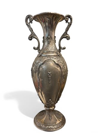  
Vaso in argento a doppia ansa 
 h 40 cm
