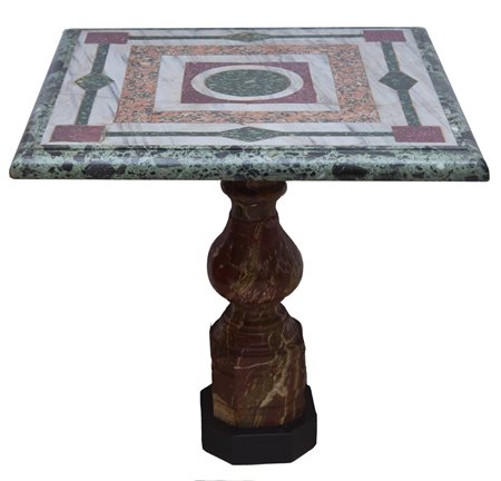  
Tavolino in marmo Manifattura italiana, inizio XX secolo
h 65 x 68 x 68 cm 