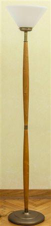  
Manifattura italiana - Lampada da terra anni '30 del XX secolo
legno e opalina H. 177 x 33 cm