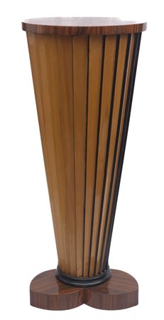  
Piedistallo Decò anni '40 del XX secolo
Legno di palissandro ed ebano. 110 x 47 cm 