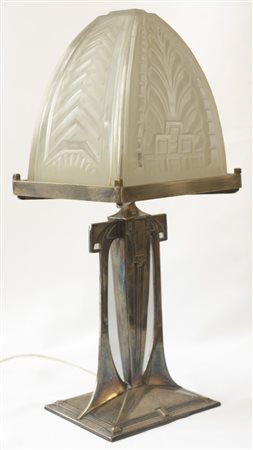  
WMF - Lampada da tavolo anni '30 del XX scolo
metallo argentato e vetro sabbiato 44 x 20 x 15 cm