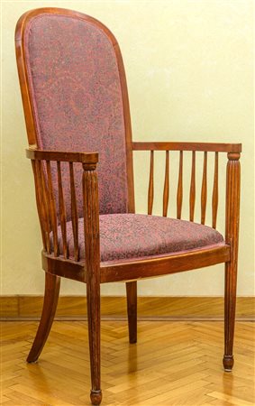  
Poltrona a pozzetto anni '20 del XX secolo
legno di faggio tinto 110 x 56 x 40 cm