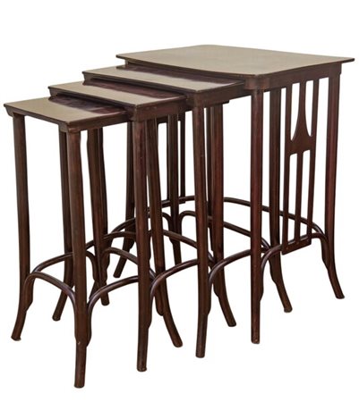 Jacob e Joseph Kohn (1967 - 1937) 
Set di 4 tavolini a nido 1930 ca. 
legno di faggio tinteggiato a mogano 75 x 59 x 41 cm
