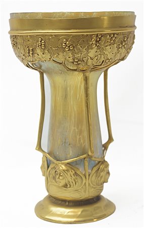 Johann Loetz (attribuito a) (1880 - 1940) 
Calice  primo quarto del XX secolo
metallo dorato  e vetro iridescente 21 x 12,5 cm