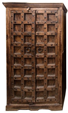  
Armadio a due ante Manifattura orientale, fine XIX - inizio XX secolo
legno 168 x 50 x 87 cm