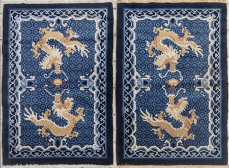  
Due scendiletto  Pechino, inizio XX secolo
 95 x 65 cm cadauno