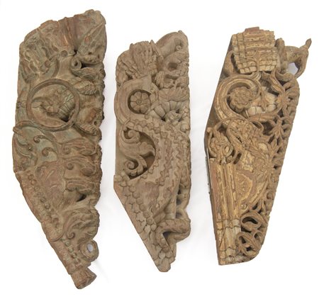  
Tre elementi decorativi per architrave Manifattura orientale XX secolo
 h 25 x 63/80/74 cm