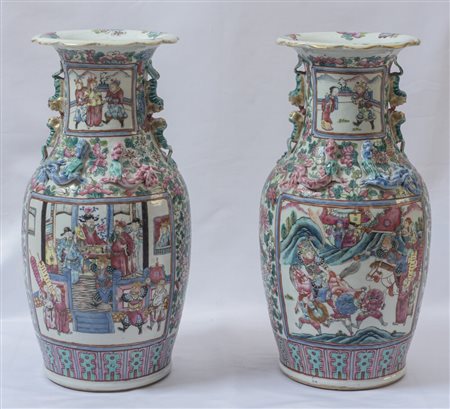  
Coppia di vasi  Cina, tarda dinastia Qing, fine XIX secolo
 H 46 cm