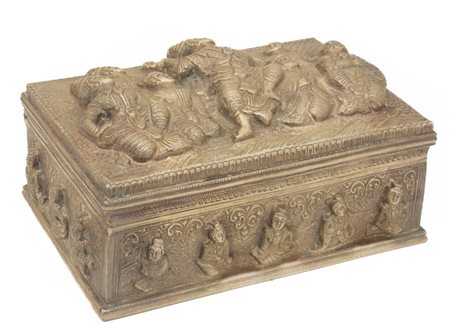  
Scatola con coperchio in argento Birmania, fine XIX - Inizio XX secolo
 9 x 16 x 11 cm