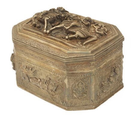  
Scatola con coperchio in argento Birmania, fine XIX - Inizio XX secolo
 13 x 19 x 16 cm