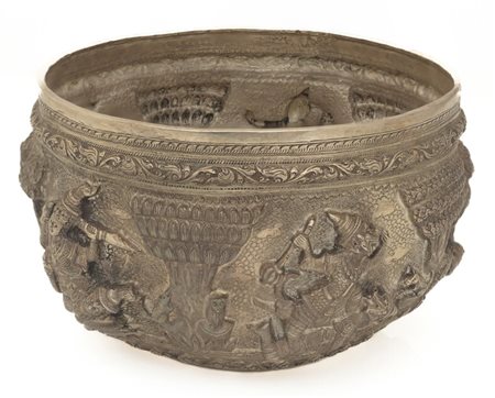  
Ciotola in argento Birmania,  XIX secolo
 12,5 x 19 cm