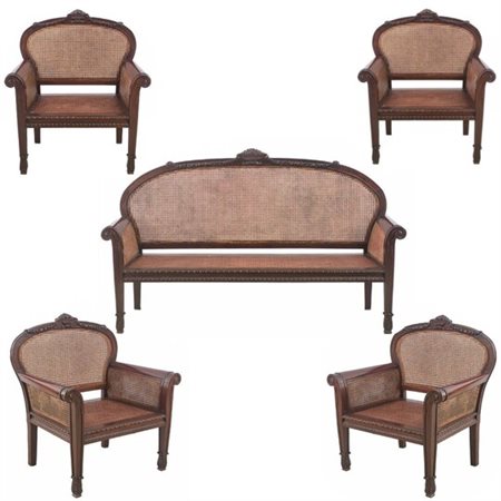  
Salotto composto da un divano e quattro poltrone Manifattura cubana, XX secolo
 Divano 105 x 175 x 70cm; Poltrone 95 x 85 x 70 cm