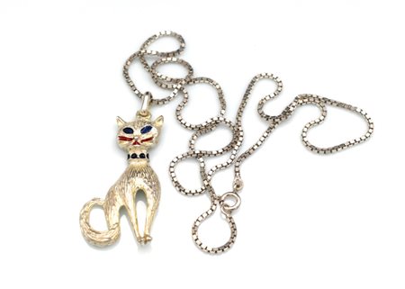 Collana in argento con pendente a forma di gatto